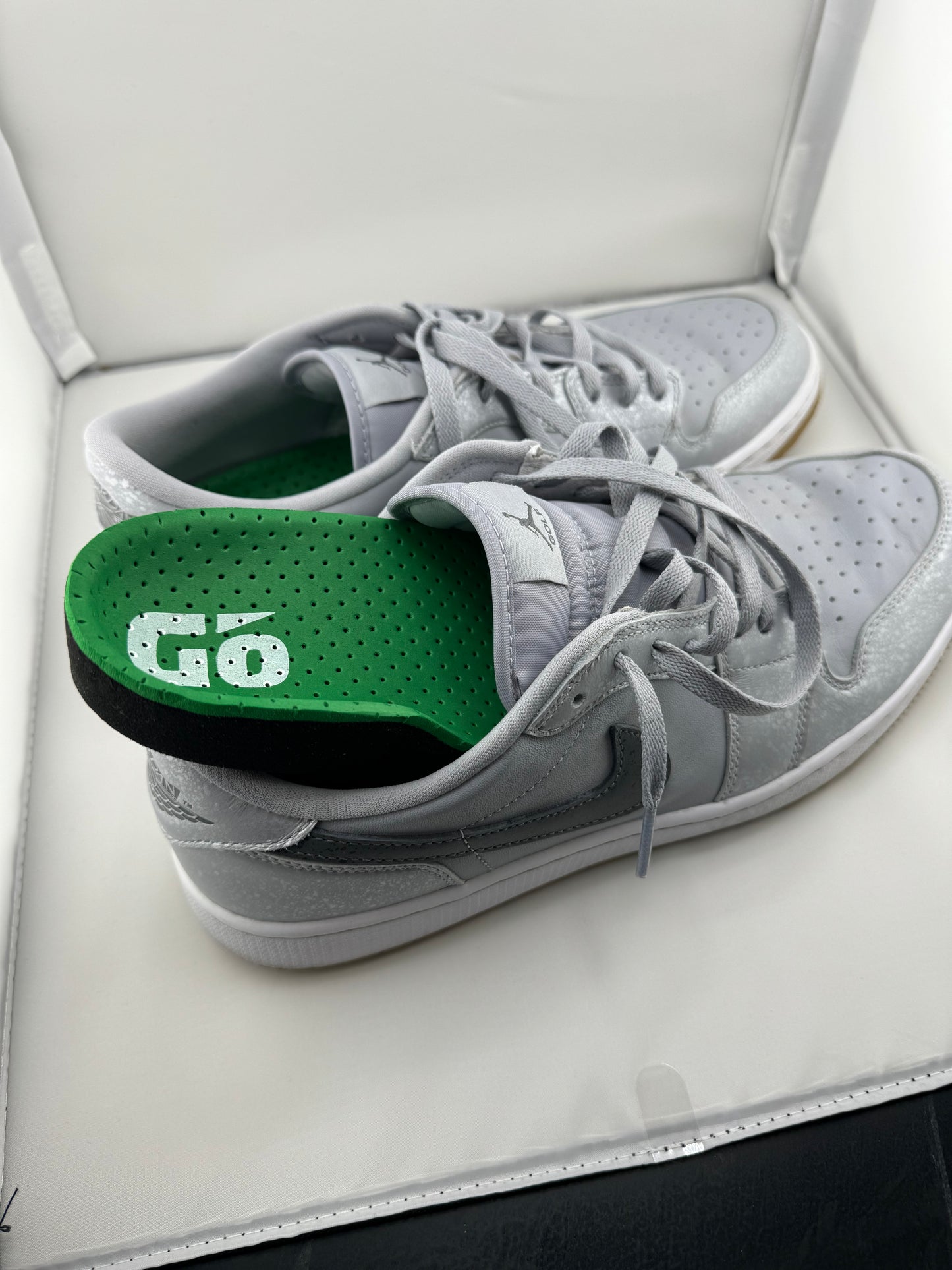 JUSGO GOLF PERFORMANCE INSOLES WORK WITH MOST STANDARD GOLF SHOES. FOR THE BEST FIT, REMOVE THE EXISTING INSOLES, AND SLIDE JUSGO INTO POSITION. THEN TEE IT HIGH AND LET IF FLY!