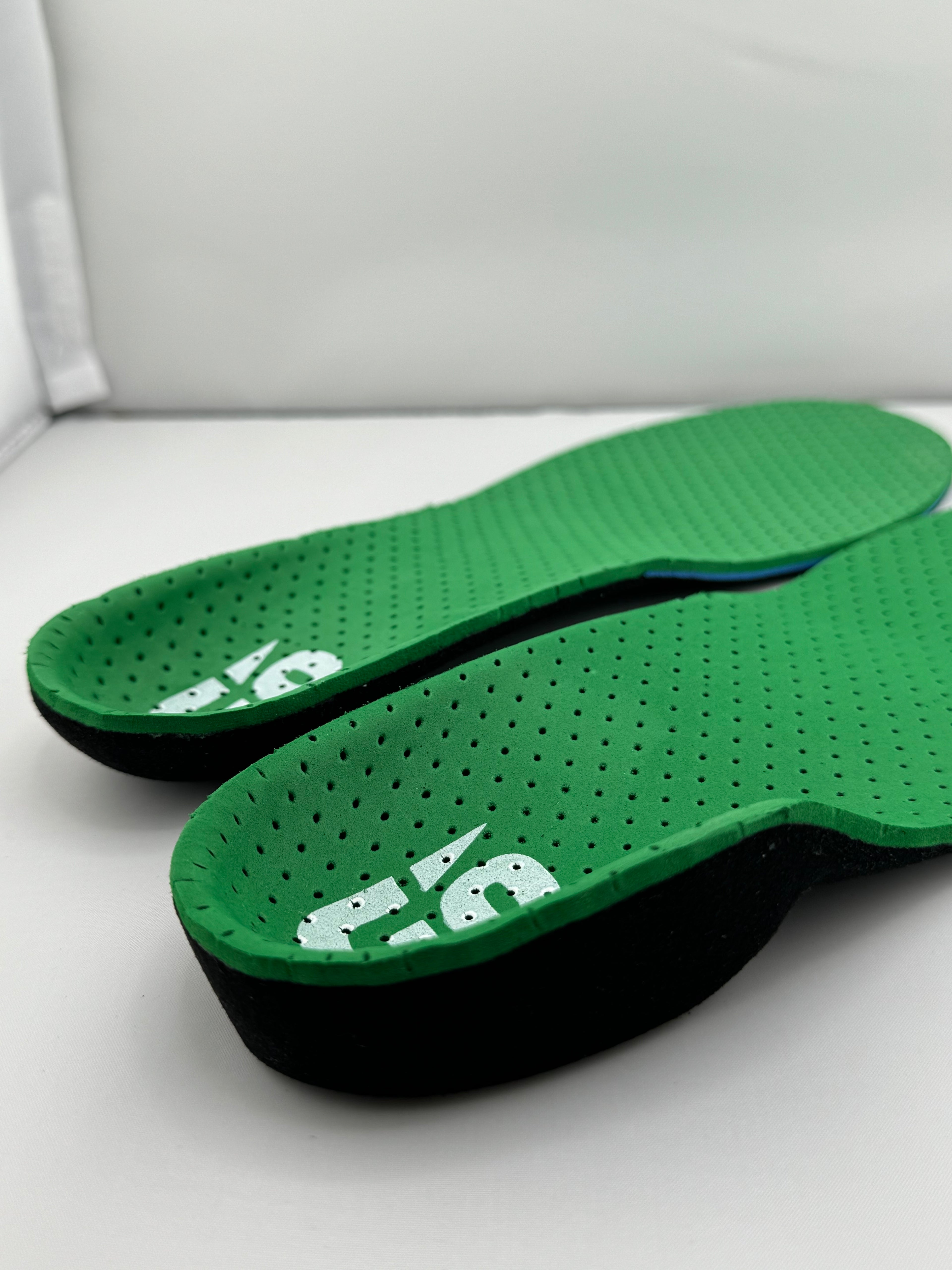RIGHT AND LEFT FOOT ARE DIFFERENT. FOR A RIGHT HANDED GOLFER, THERE IS A DEEP HEEL CUP, A LATERAL CLIP FOR ENHANCED STABILITY DURING THE BACK SWING. THOUGH THEY ARE DIFFERENT, THEY FEEL THE SAME WHILE STANDING AND WALKING. IT'S THE ROTATION OF THE GOLF SWING THAT UTILIZES THESE UNIQUE FEATURES